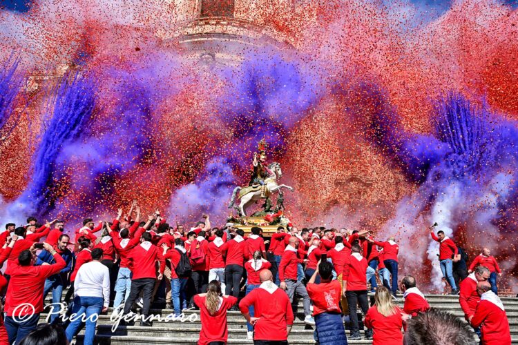 La festa di San Giorgio a Modica e l’intervento del vescovo Rumeo: “Non è più una processione, ma un corteo”