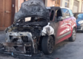 Auto al rogo nella parte alta di Ragusa