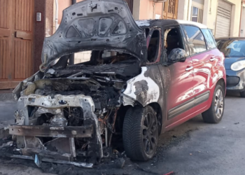 Auto al rogo nella parte alta di Ragusa