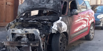 Auto al rogo nella parte alta di Ragusa