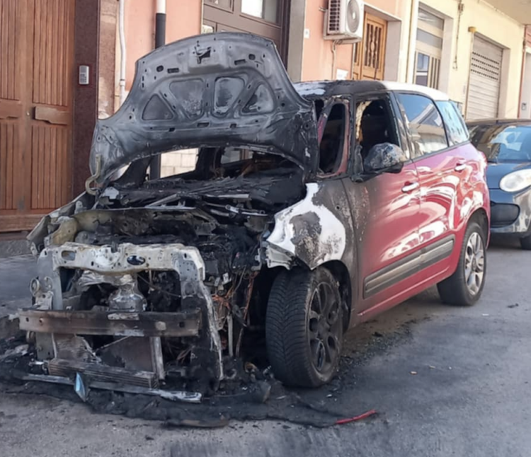 Auto al rogo nella parte alta di Ragusa