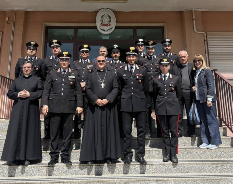 Vittoria, il vescovo La Placa in visita ai carabinieri
