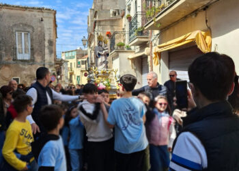 Chiaramonte, la processione del piccolo simulacro di Maria Ss. di Gulfi con i bambini