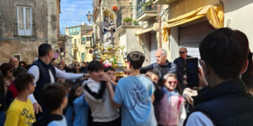 Chiaramonte, la processione del piccolo simulacro di Maria Ss. di Gulfi con i bambini