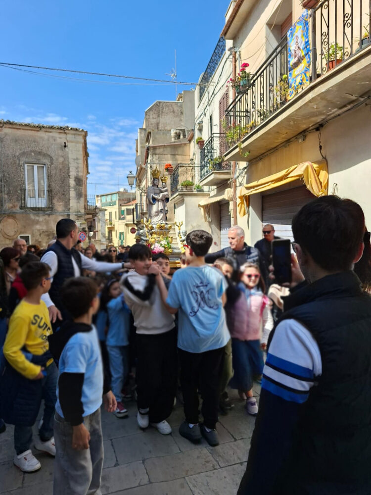 Chiaramonte, la processione del piccolo simulacro di Maria Ss. di Gulfi con i bambini