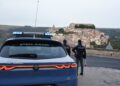 Ragusa, reagisce al controllo dei poliziotti aggredendoli: in tasca un coltello lungo 15 centimetri