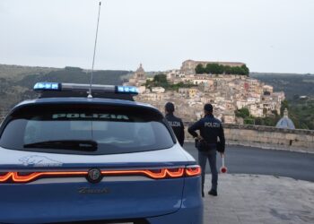 Ragusa, reagisce al controllo dei poliziotti aggredendoli: in tasca un coltello lungo 15 centimetri