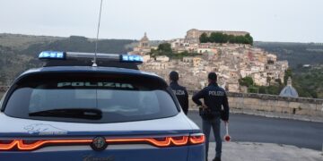 Ragusa, reagisce al controllo dei poliziotti aggredendoli: in tasca un coltello lungo 15 centimetri