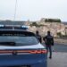 Ragusa, reagisce al controllo dei poliziotti aggredendoli: in tasca un coltello lungo 15 centimetri
