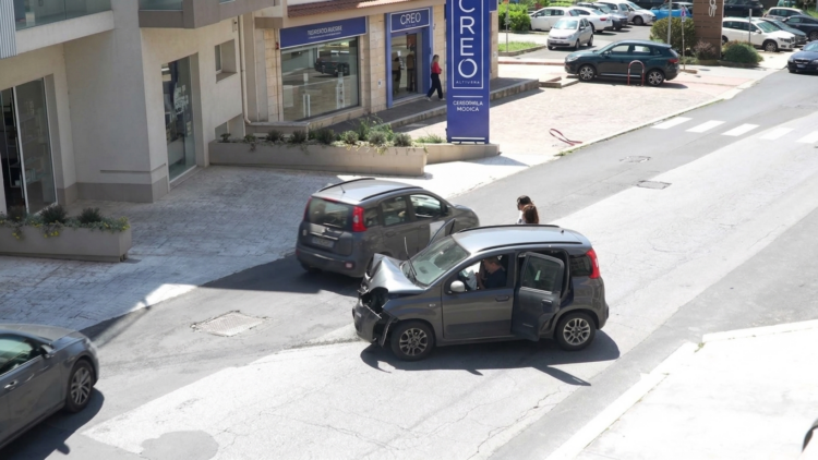 Modica, grave incidente stradale: auto fuori controllo investe un pedone