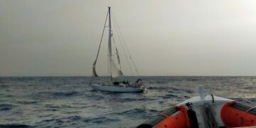 A dieci miglia nautiche dalla costa, salvato un diportista a Pozzallo