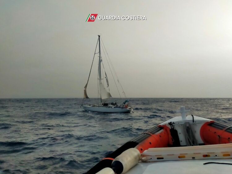 A dieci miglia nautiche dalla costa, salvato un diportista a Pozzallo