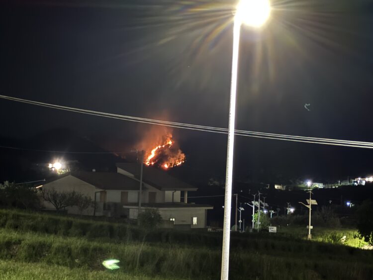 Giornata di paura a Giarratana, l’incendio a Monterotondo domato solo a tarda notte