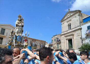 Bagno di folla tra i devoti per la patrona e regina di Chiaramonte che ieri ha fatto rientro al santuario