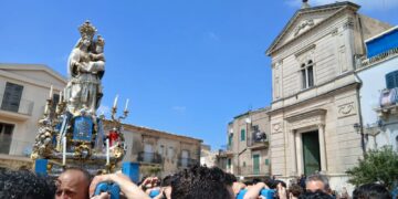 Bagno di folla tra i devoti per la patrona e regina di Chiaramonte che ieri ha fatto rientro al santuario