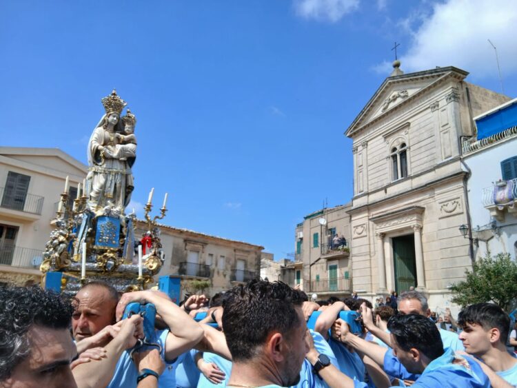 Bagno di folla tra i devoti per la patrona e regina di Chiaramonte che ieri ha fatto rientro al santuario