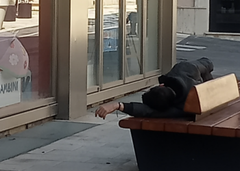 Ragusa, scoppia la polemica dopo l’episodio dell’uomo sulla panchina in via Roma