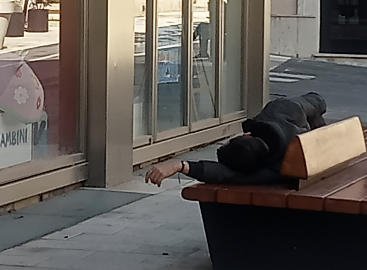 Ragusa, scoppia la polemica dopo l’episodio dell’uomo sulla panchina in via Roma