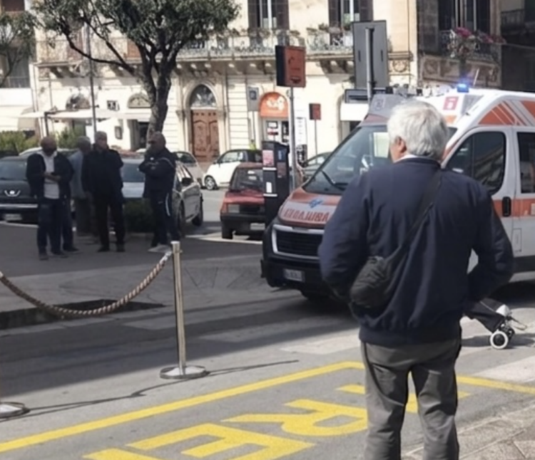 Modica, la mamma ha un malore mentre conduce la figlia con il passeggino: salvate entrambe