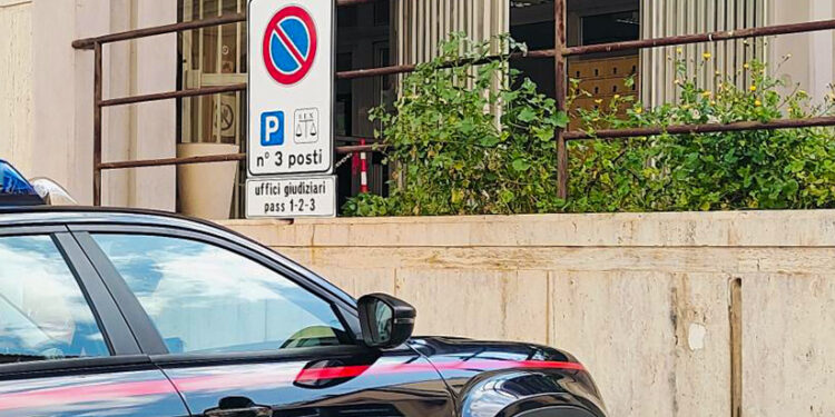 Aggrediva il padre e la madre per procurarsi la droga, 27enne di Pozzallo ai domiciliari