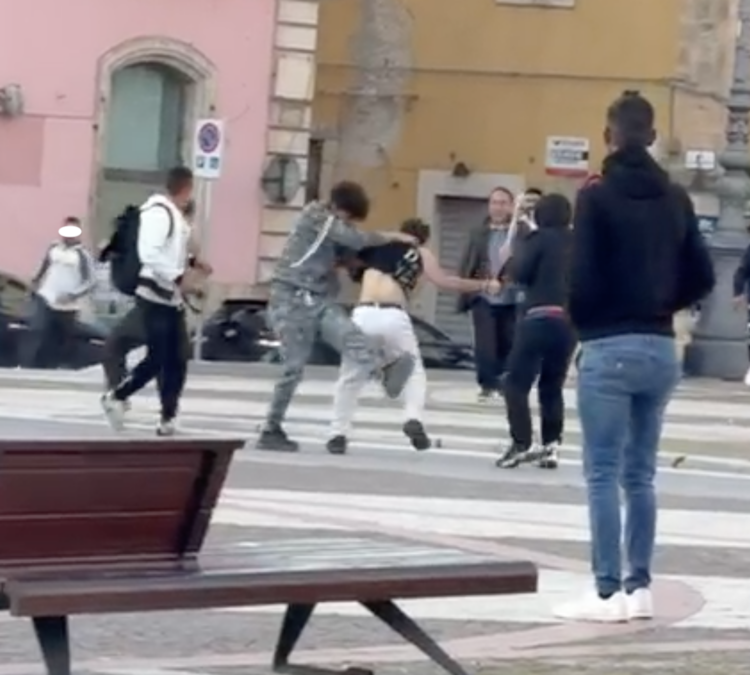 Rissa a Vittoria nel giorno di Pasquetta, tensione a piazza del Popolo