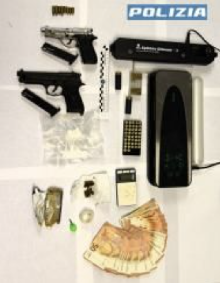 Ragusa, la Mobile arresta un ventenne per spaccio e detenzione di armi