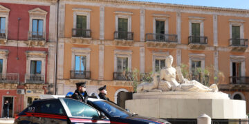 Comiso, dà fuoco all’appartamento della ex: albanese arrestato