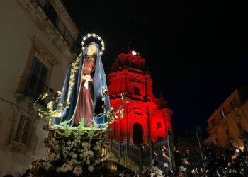 Silenzio e mestizia tra i capolavori del barocco, ieri sera il Venerdì santo a Ibla