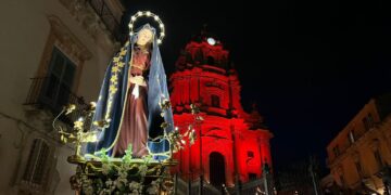 Silenzio e mestizia tra i capolavori del barocco, ieri sera il Venerdì santo a Ibla