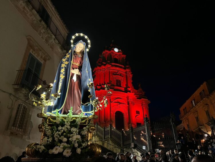 Silenzio e mestizia tra i capolavori del barocco, ieri sera il Venerdì santo a Ibla