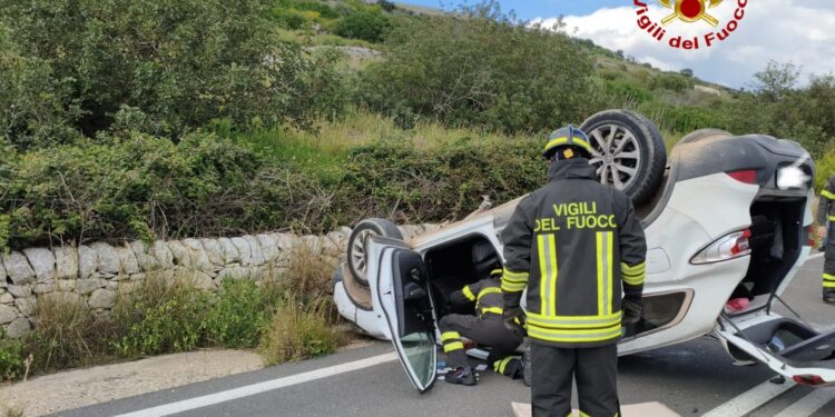 Incidente stradale autonomo a Pozzillo (Ragusa), si capovolge con l’auto: ferito 60enne