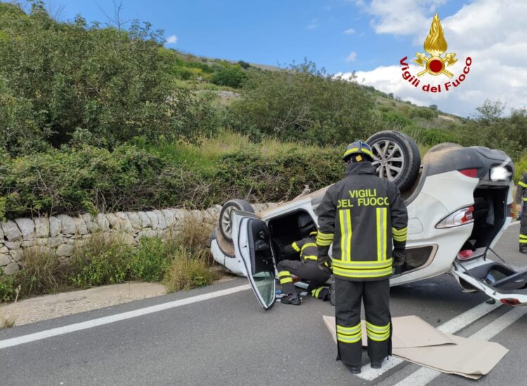 Incidente stradale autonomo a Pozzillo (Ragusa), si capovolge con l’auto: ferito 60enne