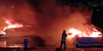 Porto di Scoglitti, inferno di fuoco: due imbarcazioni al rogo