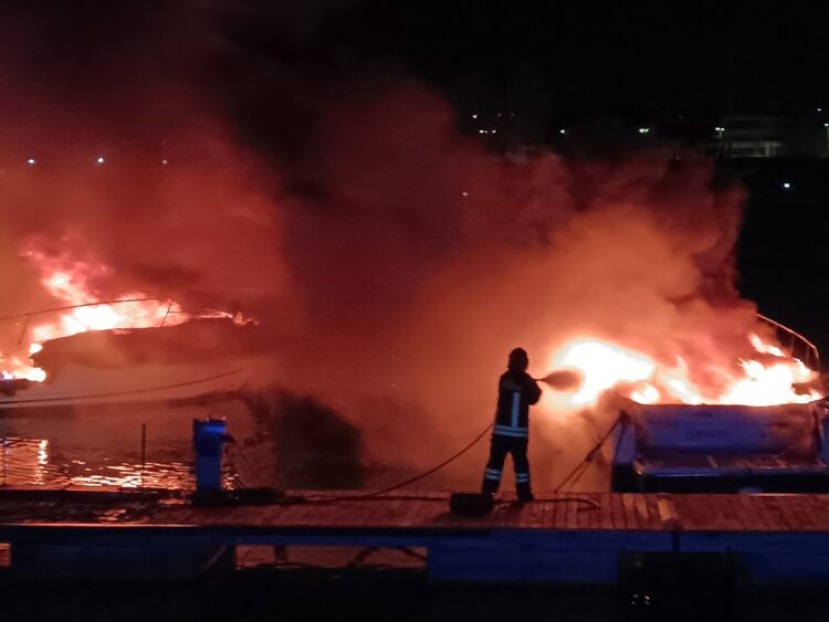 Porto di Scoglitti, inferno di fuoco: due imbarcazioni al rogo