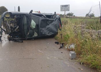 Ragusa-Santa Croce, auto capottata e traffico deviato