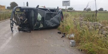 Ragusa-Santa Croce, auto capottata e traffico deviato