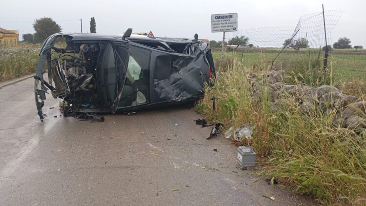 Ragusa-Santa Croce, auto capottata e traffico deviato