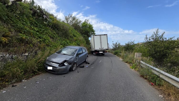 Incidente auto-camion nel tratto di strada che collega Modica a Scicli