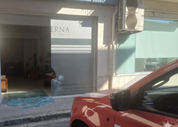 Ragusa, paura in via delle Madonie: auto sfonda vetrata