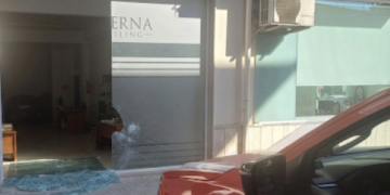 Ragusa, paura in via delle Madonie: auto sfonda vetrata