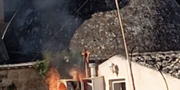 Scicli, eroe per caso doma incendio in centro storico