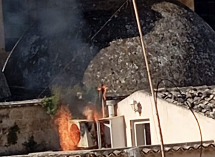 Scicli, eroe per caso doma incendio in centro storico