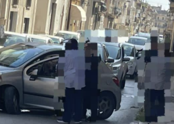 Scicli, perde il controllo dell’auto e impatta contro un mezzo in sosta
