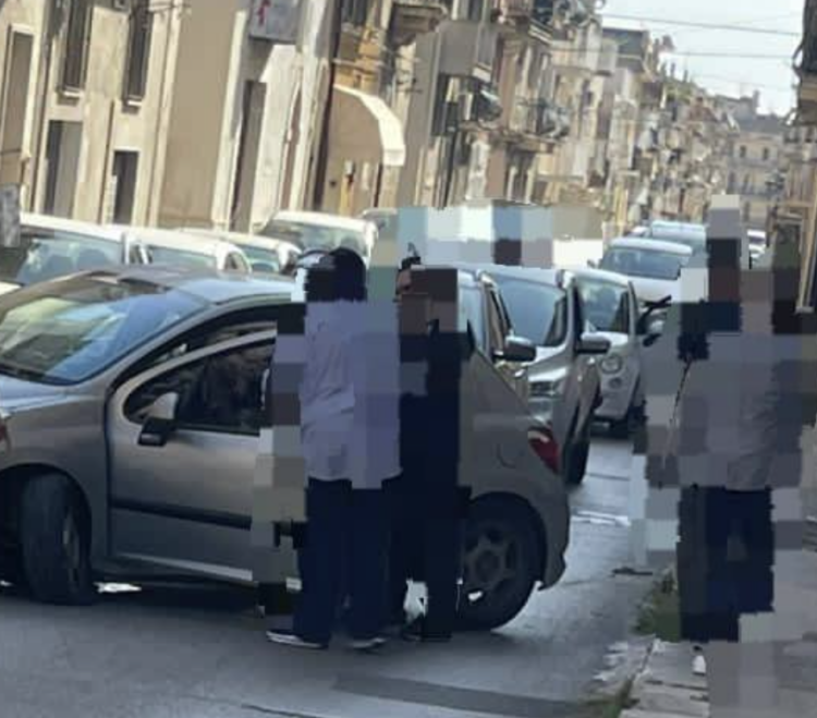 Scicli, perde il controllo dell’auto e impatta contro un mezzo in sosta