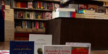 Modica, chiede un libro e ruba nella borsetta della dipendente