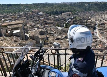 Controlli antidroga a Modica, perquisizioni con i cani poliziotto