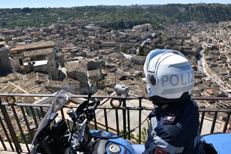 Controlli antidroga a Modica, perquisizioni con i cani poliziotto