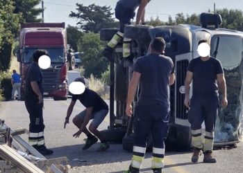 Autocarro si ribalta sulla Ragusa-Malavita-Santa Croce