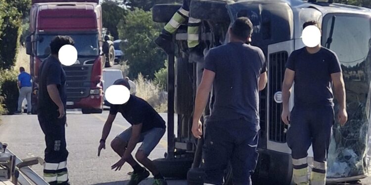 Autocarro si ribalta sulla Ragusa-Malavita-Santa Croce
