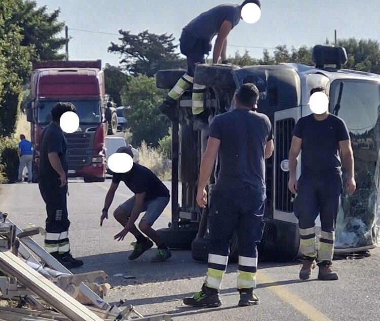Autocarro si ribalta sulla Ragusa-Malavita-Santa Croce